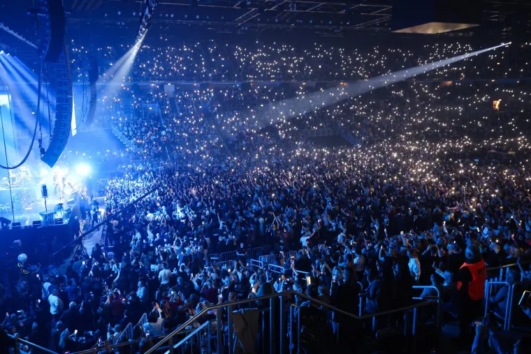 Publika pjevala, skakala i plakala! Pogledajte spektakularnu atmosferu koju je napravio Plavi orkestar