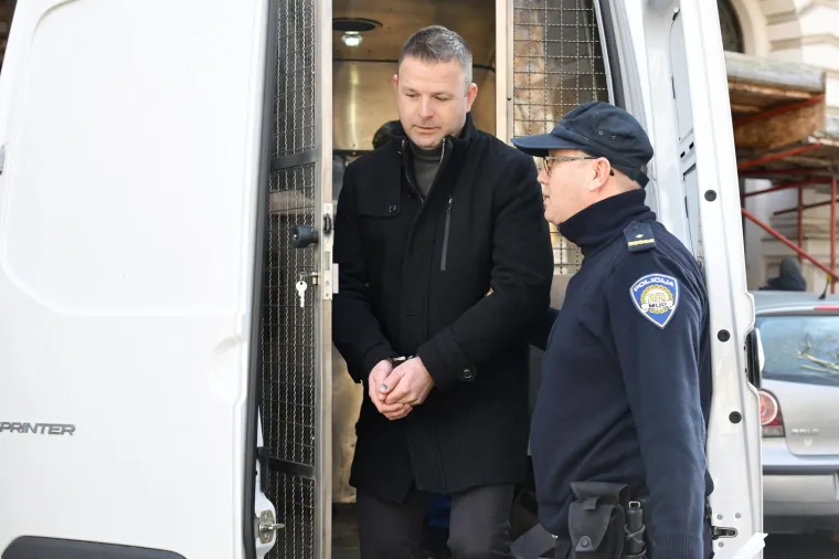 Uskok i policija su, ne navodeći identitete osumnjičenika, izvijestili da je prvookrivljeni Josip Šincek (42) radi stjecanja protupravne imovinske koristi organizirao zločinačko udruženje u koje je povezao više osoba.