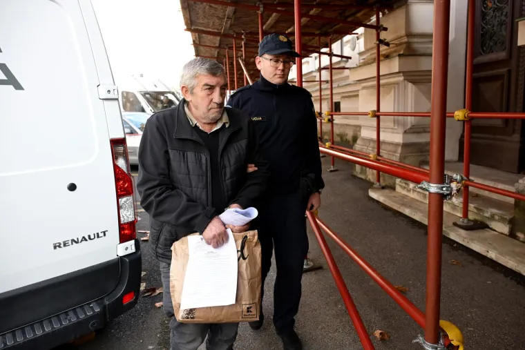 Potom je od početka 2022. do 30. rujna 2024., prikazujući kao legalnu djelatnost u okviru svoje tvrtke, organizirao unos plastičnog otpada iz drugih zemalja EU te prihvat medicinskog i plastičnog otpada s područja Hrvatske, nakon čega ga je nezakonito odlagao na više lokacija u Hrvatskoj.