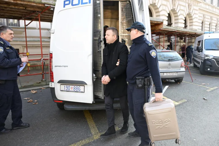 U policiji navode da je Šincekova tvrtka bez odobrenja nadležnog tijela, protivno propisima, ukidalo status otpada, čime su lažno prikazivali stanje skladištenog otpada i pritom prikazivali minimalne količine, nakon čega su otpad ukopavali u tlo ili ga ostavljali u rasutom stanju.