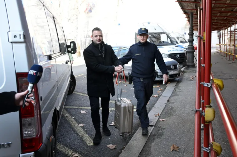 &apos;Time su sve količine završile u okolišu, a time su ujedno otpadom koji sadrži opasne tvari doveli u ugrozu život i zdravlje ljudi, dok je okoliš trajno oštećen&apos;, istaknuo je Kropek.