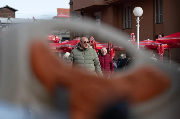 Ni tmurno vrijeme nije ih spriječilo da prošetaju špicom: Djevojka sa psićem ukrala poglede prolaznika