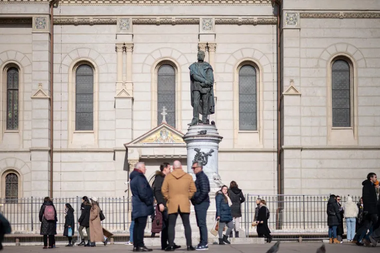 Ni tmurno vrijeme nije ih spriječilo da prošetaju špicom: Djevojka sa psićem ukrala poglede prolaznika