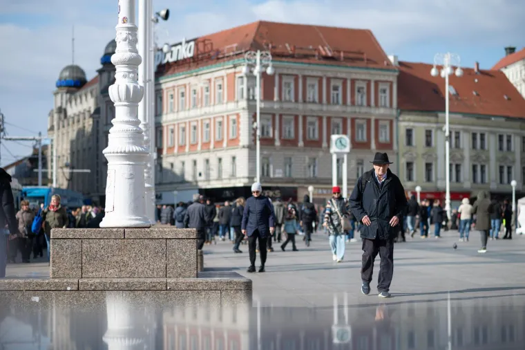 Ni tmurno vrijeme nije ih spriječilo da prošetaju špicom: Djevojka sa psićem ukrala poglede prolaznika