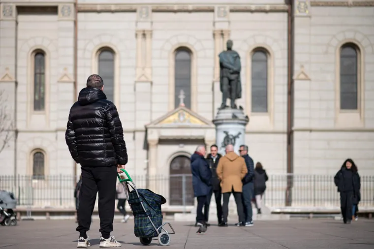 Ni tmurno vrijeme nije ih spriječilo da prošetaju špicom: Djevojka sa psićem ukrala poglede prolaznika