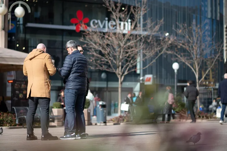 Ni tmurno vrijeme nije ih spriječilo da prošetaju špicom: Djevojka sa psićem ukrala poglede prolaznika