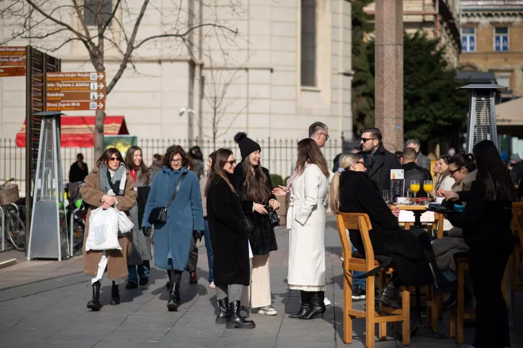 Ni tmurno vrijeme nije ih spriječilo da prošetaju špicom: Djevojka sa psićem ukrala poglede prolaznika