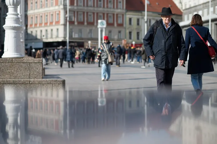 Ni tmurno vrijeme nije ih spriječilo da prošetaju špicom: Djevojka sa psićem ukrala poglede prolaznika