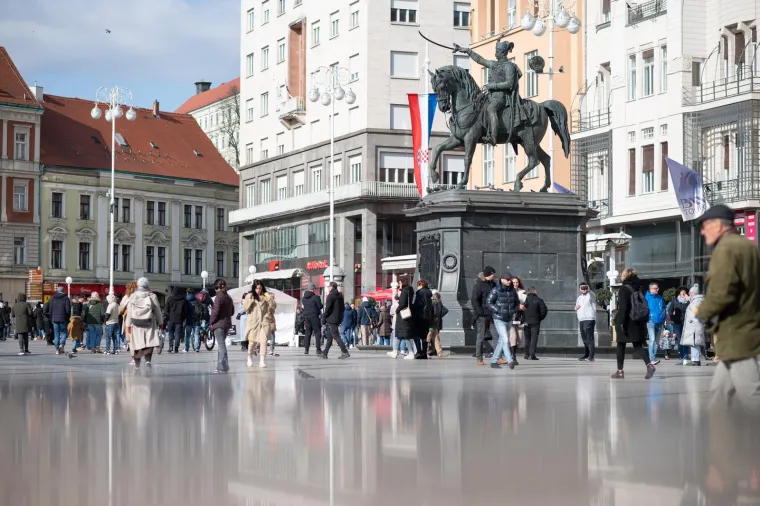 Ni tmurno vrijeme nije ih spriječilo da prošetaju špicom: Djevojka sa psićem ukrala poglede prolaznika