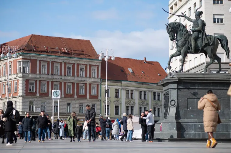Ni tmurno vrijeme nije ih spriječilo da prošetaju špicom: Djevojka sa psićem ukrala poglede prolaznika