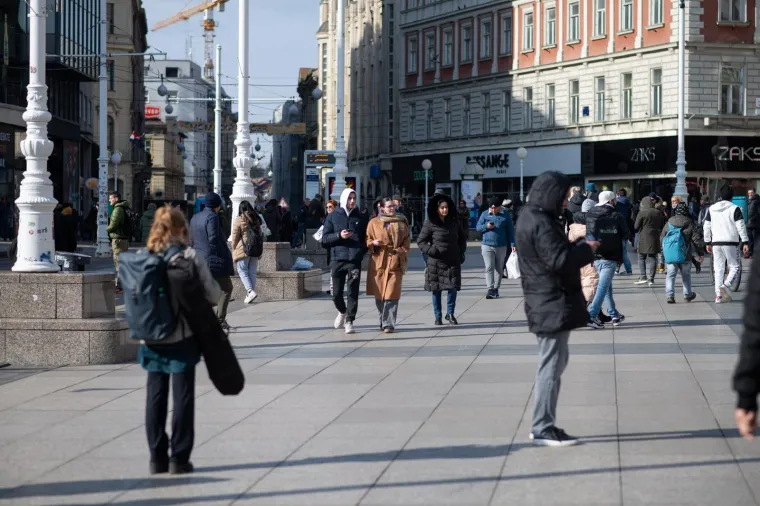 Ni tmurno vrijeme nije ih spriječilo da prošetaju špicom: Djevojka sa psićem ukrala poglede prolaznika