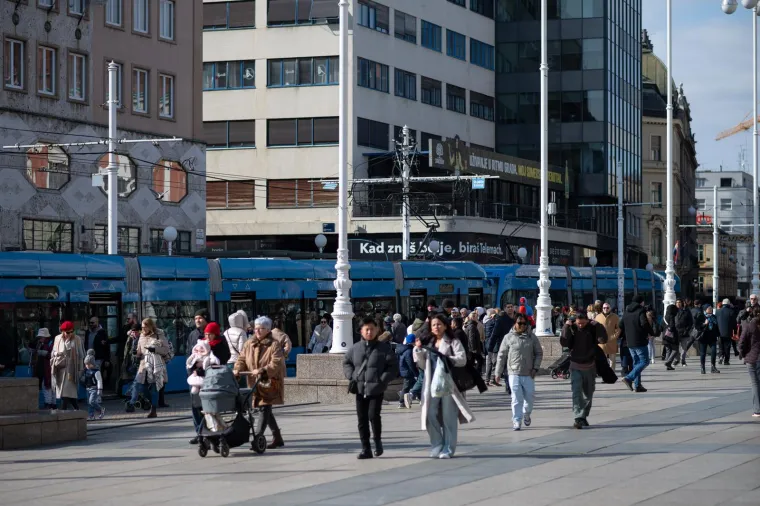 Ni tmurno vrijeme nije ih spriječilo da pro&scaron;etaju &scaron;picom: Djevojka sa psićem ukrala poglede prolaznika