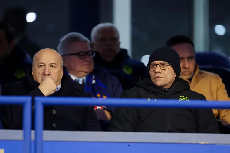 Predsjednik Dinama Velimir Zajec utakmicu prati u društvu dopredsjednika Dubravka Skendera. Ranije je Zajec na utakmicama uvijek snimljen kako sjedi pored sportskog direktora Marka Marića, no on je nedavno smijenjen i sada je Zajec dobio novo društvo.
