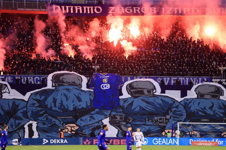 Zbog današnje koreografije budite svi na tribini bar sat vremena prije početka. Svi koji dolaze na našu tribinu mogu podržati daljnji rad na uljepšavanju naše tribine kao i obično svojim donacijama u &quot;plave kutije&quot; koje će biti postavljene na ulazima na tribinu.Ulazi se otvaraju u 15.30&quot;, poručili su uoči utakmice.