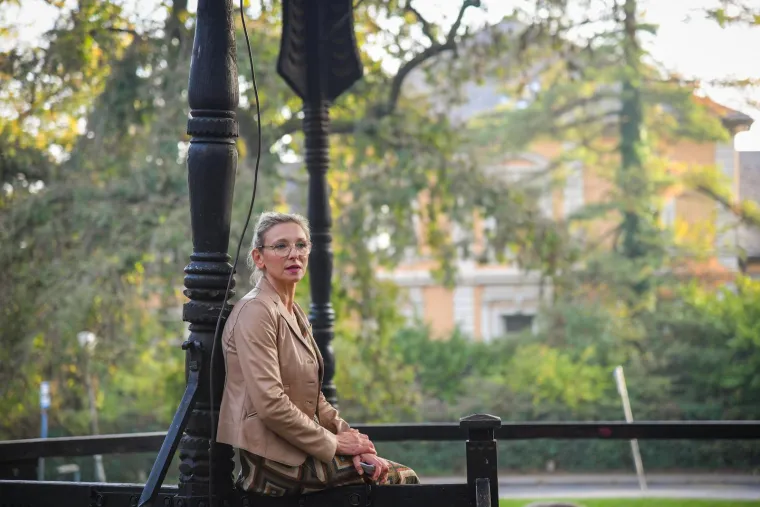 Zanimljivo je da je deset godina prije ovog snimanja Barbara bila u središtu medijske pažnje zbog objave lažne golišave fotografije u jednom tjedniku, što je rezultiralo sudskim sporom i odštetom u njezinu korist.