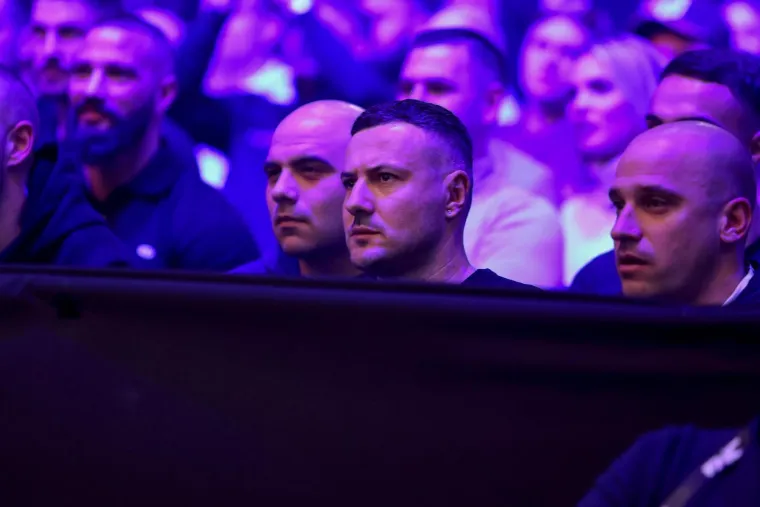 Danijel Subašić smrknutog lica promatra dramatičnu situaciju u kavezu. 