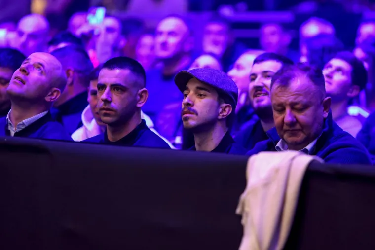 Šime Vrsaljko isto ima skrnuto lice, a gospodin do njega spustio je glavu. 