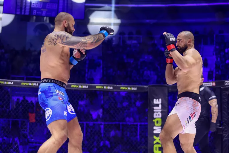 Andryszak i Martin Batur u pohodu jedan na drugog na početku meča na FNC 21 eventu u dvorani Kre&scaron;imira Čosića. 