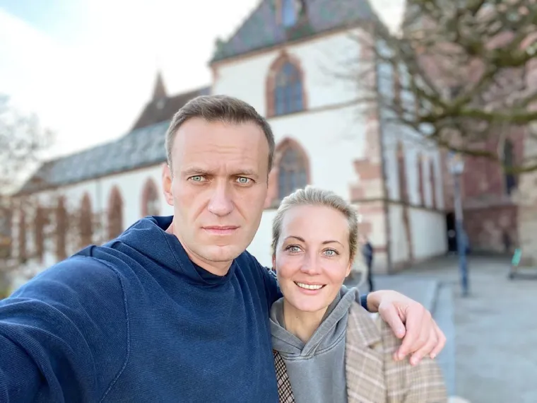 Udovica ruskog oporbenog čelnika kaže da je mislila na njega svaki dan od njegove smrti prije točno godinu dana. Pišući na Instagramu, Julija je rekla: &quot;Jako te volim, jako mi nedostaješ.&quot;