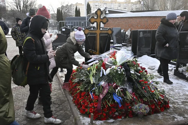Uporni Putinov kritičar Navalny (47) misteriozno je umro u arktičkoj kaznenoj koloniji 16. veljače 2024. Njegovo je tijelo pokopano na groblju Borisovskoje u Moskvi.