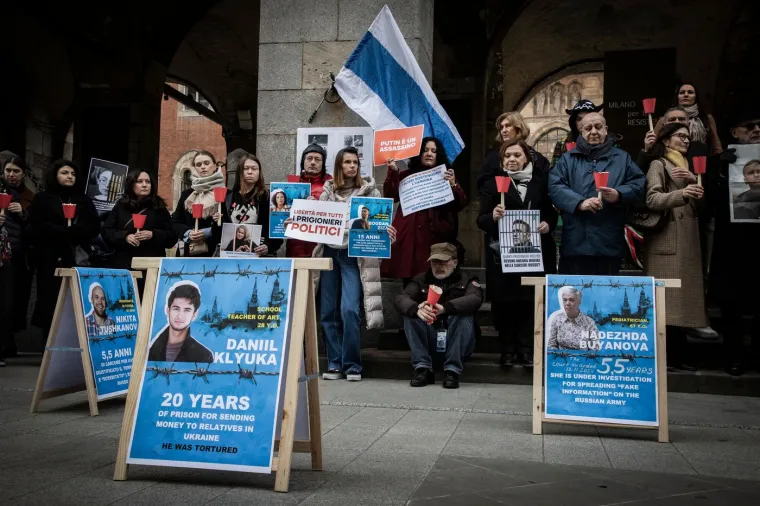 Političar, koji je vodio kampanju protiv službene korupcije i vodio velike prosvjede protiv Kremlja, služio je 19-godišnju kaznu pod optužbom za ekstremizam. Ruska savezna zatvorska služba priopćila je da mu je bilo loše nakon šetnje i da je izgubio svijest. Godišnjicu njegove smrti obilježili su i u Italiji gdje su razvukli transparente na kojima stoje fotografije drugih političkih zatvorenika u Rusiji