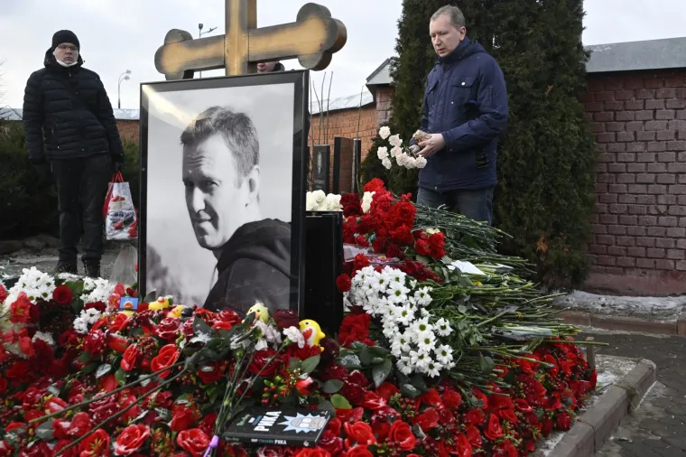Pristaše pomažu u odabiru novog dizajna za &quot;spomenik&quot; Navaljnom na groblju na godišnjicu njegove smrti. Njegova majka Ljudmila posjetila je njegov grob u nedjelju. Pobijedio je dizajn nazvan &quot;Titan i kamen&quot;. Madgrobni spomenik sastojat će se od tri bloka crnog granita i metalnog natpisa s njegovim imenom velikim slovima i bez drugog teksta.