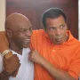 Mike Tyson i Muhammad Ali na fotografiji. Njih dvojica smatraju se najvećim boksačima ikad. Boksačkoj legendi Muhammadu Aliju 1984. godine dijagnosticirana je Parkinsonova bolest, a zdravlje mu se pogoršalo prije smrti u lipnju 2016. godine. Dijagnosticirana mu je u dobi od 42 godine i živio je s bolešću 32 godine prije nego što je umro u bolnici u Scottsdaleu, Arizona.  Tysonov povratak u ring bio je vrlo kontroverzan tijekom cijelog priprema, a mnogi su pozivali boksačku legendu da preispita svoju odluku.