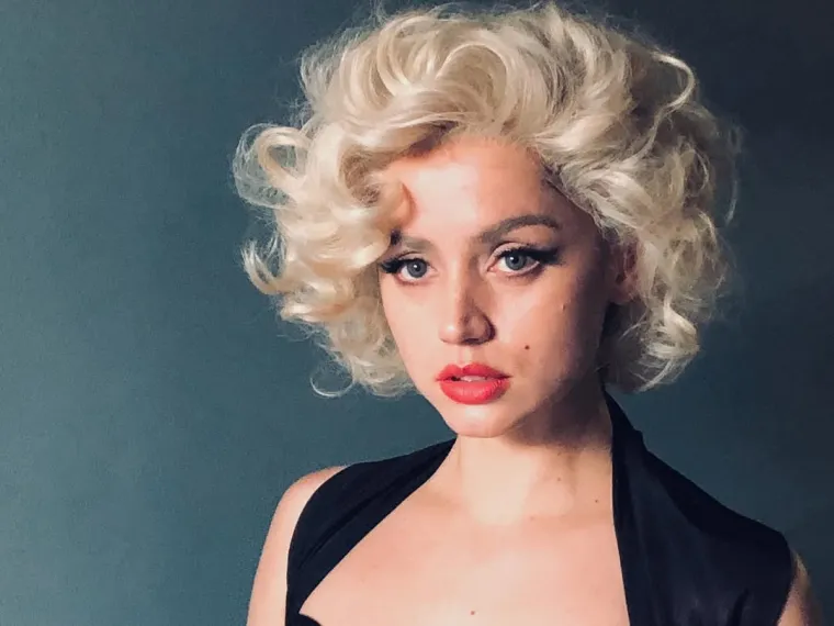 Proslavila se ulogama u filmovima poput Blade Runner 2049, Ubod u leđa, Nema vremena za umiranje te biografskoj drami Plavuša, gdje je utjelovila Marilyn Monroe.