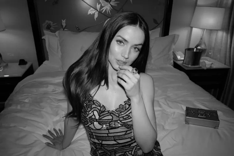 Najnovije glasine kažu da je Ana de Armas na Valentinovo večerala u Londonu s holivudskom zvijezdom Tomom Cruiseom. Njihov izlazak izazvao je lavinu špekulacija, no još se ne zna je li riječ o novoj romansi ili možda o poslovnoj suradnji.