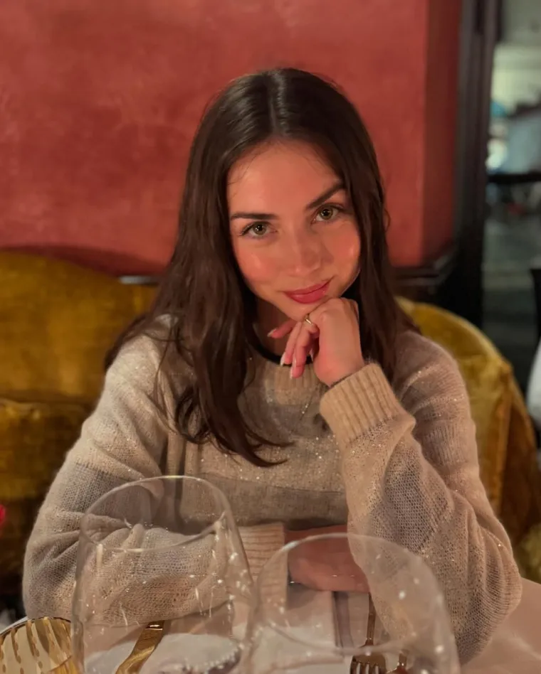Unatoč burnom ljubavnom životu, Ana de Armas ostaje fokusirana na karijeru. U posljednje vrijeme posvetila se radu na novim projektima, uključujući akcijske filmove i drame koje se očekuju u 2025. godini.