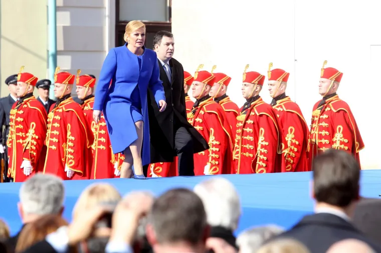 Na pozornicu na Trgu sv. Marka, sa suprugom Jakovom, Kolinda je stupila uz fanfare, a na pozornici su je dočekali suci Ustavnoga suda