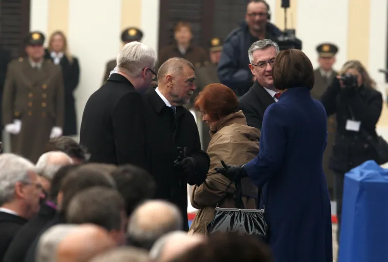 Sama svečanost počela je u 11.55 sati, kada je iz smjera Predsjedničkih dvora posljednji na inauguraciju došao dotadašnji predsjednik Stjepan Mesić sa suprugom Milkom
