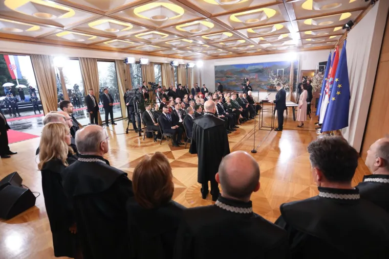 Na nju su bile pozvane 43 osobe u tri kategorije &ndash; dužnosnici po funkcijama, među njima i dvojica biv&scaron;ih predsjednika, obitelj izabranog predsjednika te članovi njegovog izbornog stožera