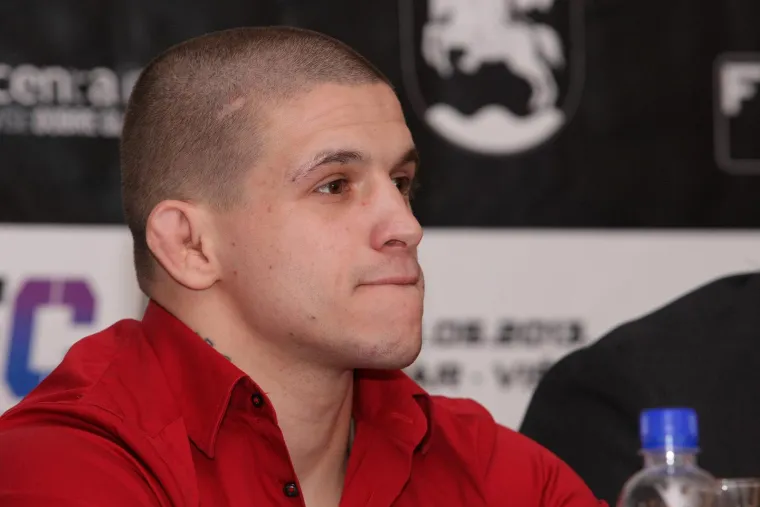 Njegov MMA rekord je impresivan, s 44 pobjede, 24 poraza i jednim neriješenim ishodom. U Bareknuckleu ima šest pobjeda i jedan poraz.