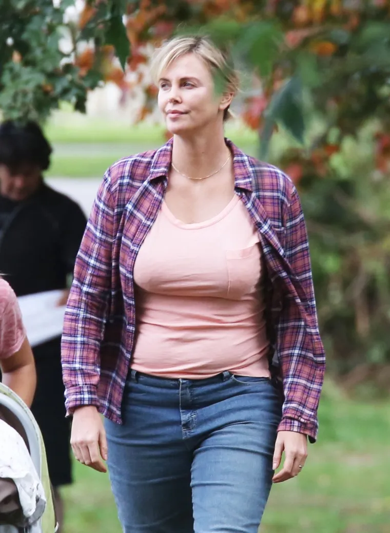 Jedna od najplaćenijih glumica, Charlize Theron, za ulogu majke troje djece u komediji &quot;Tully&quot; morala je nabaciti 23 kilograma. 