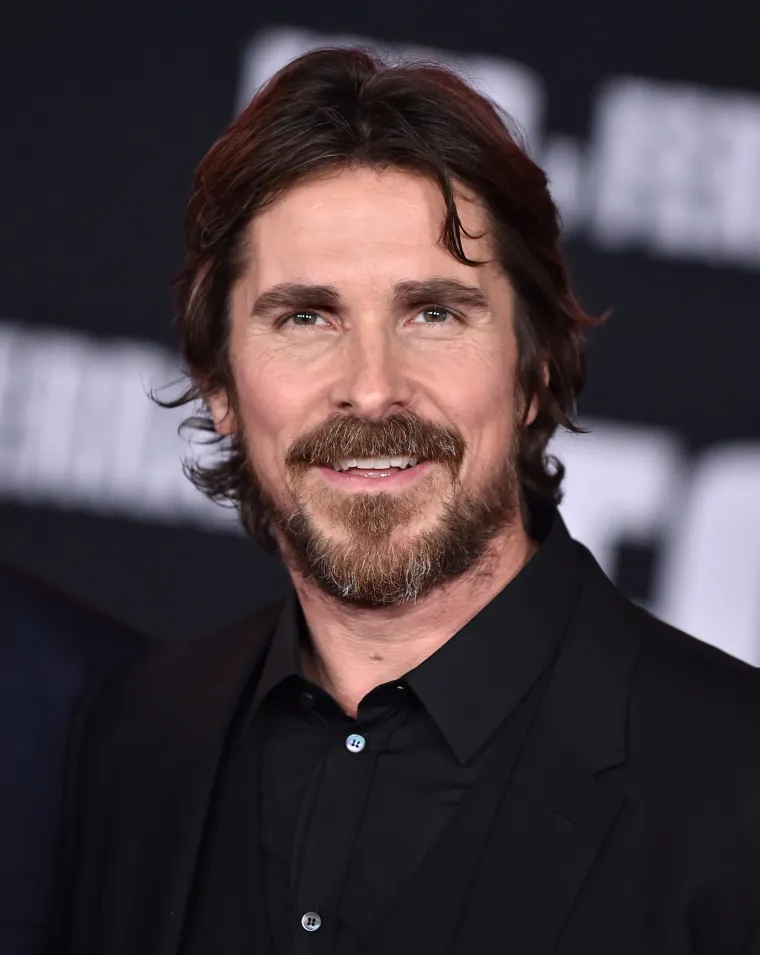 13. Christian Bale: Dugo je postojao stereotip o tome da Englezi imaju lo&scaron;e zube, a Bale je poduzeo ne&scaron;to po tom pitanju. Priznao je da je popravio zube kako bi djelovali vi&scaron;e "američki" za njegovu ulogu Patricka Batemana u "Američkom psihu". "Upozorili su me da bih mogao frfljati ako dobijem navlake, a možda bi i bile očite u krupnom planu. Pa sam pomislio, volim svoje zube, ali nisam toliko vezan za njih da ću upropastiti cijeli film jer ih odbijam korigirati", izjavio je glumac 2000. godine. Čak je otkrio da kod kuće drži kalup svojih starih zubi jer mu se jako sviđaju.