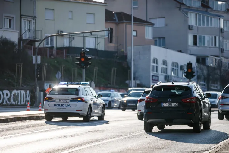Na njih je na križanju Vukovarske i Ninske ulice, naletio kombi koji se, kako kaže policija, sam pokrenuo.