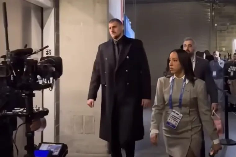 Nikola Jokić se na All Staru u San Franciscu pojavio u dugom crnom kaputu, sa crnim hlačama i u crnim cipelama. Elegantno i vrlo klasično, navijači ga hvale na društvenim mrežama. &quot;Čak i Jokićevo oblačenje je MVP. Jokić izgleda kao  mafijaški boss&quot;. 