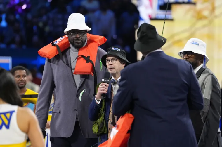 Shaquille O&apos;Neal plijenio pažnju ne samo outfitom, nego i jastučićima oko vrata nalik onima za spasavanje. 