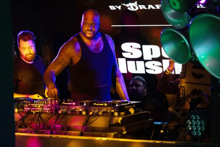 Shaquille O&apos;Neal je u VIP-u na partyju puštao i muziku. 