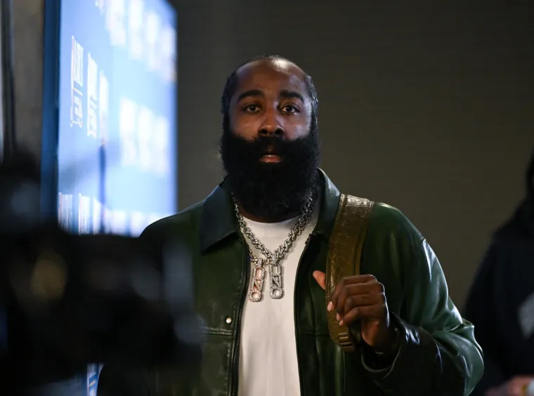 James Harden se istaknuo po bogatom nakitu oko vrata. 