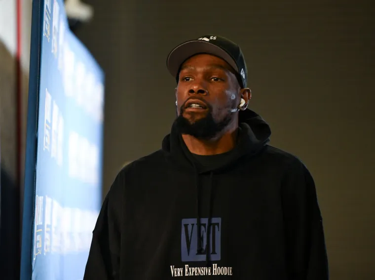 Kevin Durant je na sebi nosio hudicu. 