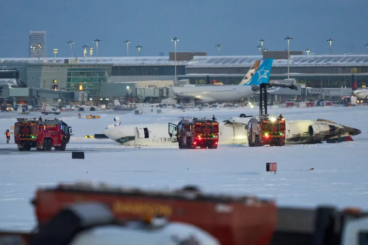 Tri prethodna slučaja prevrtanja zrakoplova pri slijetanju uključivala su model MD-11 tvrtke McDonnell Douglas 2009. godine. FedExov teretni zrakoplov prevrnuo se pri slijetanju u tokijsku zračnu luku Narita ubivši oba pilota. Godine 1999., let China Airlinesa preokrenuo se u Hong Kongu, ubivši troje od 315 putnika. Godine 1997. još jedan FedExov teretni zrakoplov prevrnuo se u Newarku bez smrtnih slučajeva.