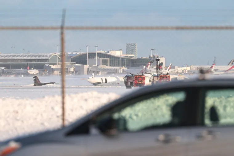 Nestvarne fotografije prevrnutog aviona u kojem je bilo 80 ljudi: Kako su ovo uspjeli preživjeti?
