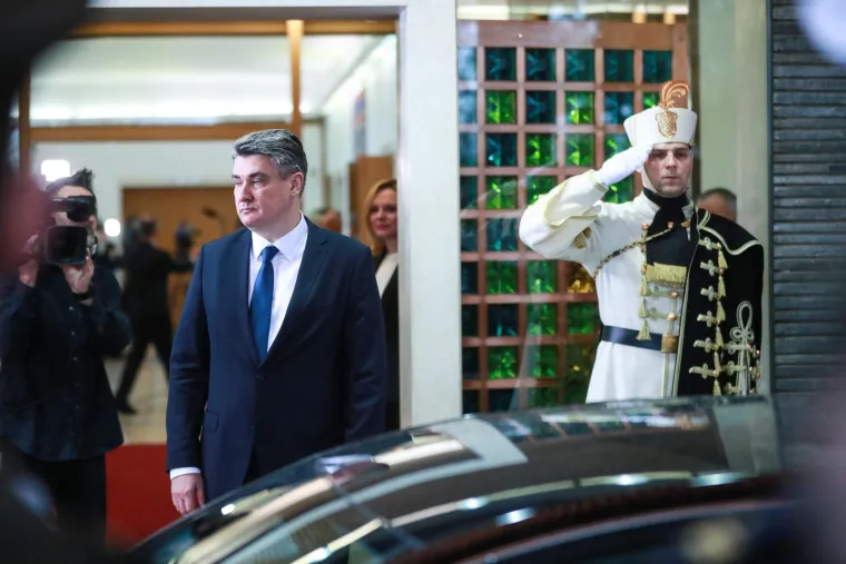 Milanović je na svoj prvi petogodišnji mandat prisegnuo 18. veljače, istoga dana, samo pet godina kasnije, kada će se po drugi put obvezati da će dužnost predsjednika obavljati savjesno i odgovorno, na dobrobit hrvatskog naroda i svih hrvatskih državljana. 