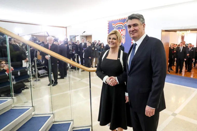 Nakon njegove prisege u Uredu predsjednika, održali su službenu primopredaju dužnosti i sastanak u četiri oka. 