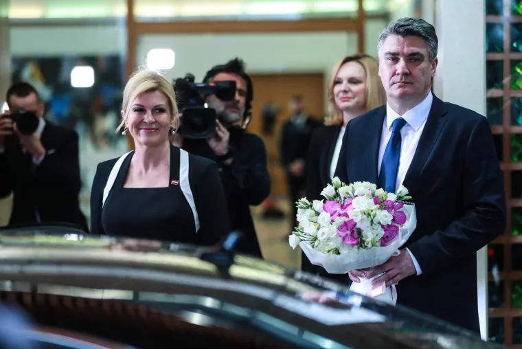 Uz buket cvijeća, poljubac i poziranje fotografima, Milanović je ispratio Grabar Kitarović s Pantovčaka čime se završila svečanost inauguracije kao petog hrvatskog predsjednika. 