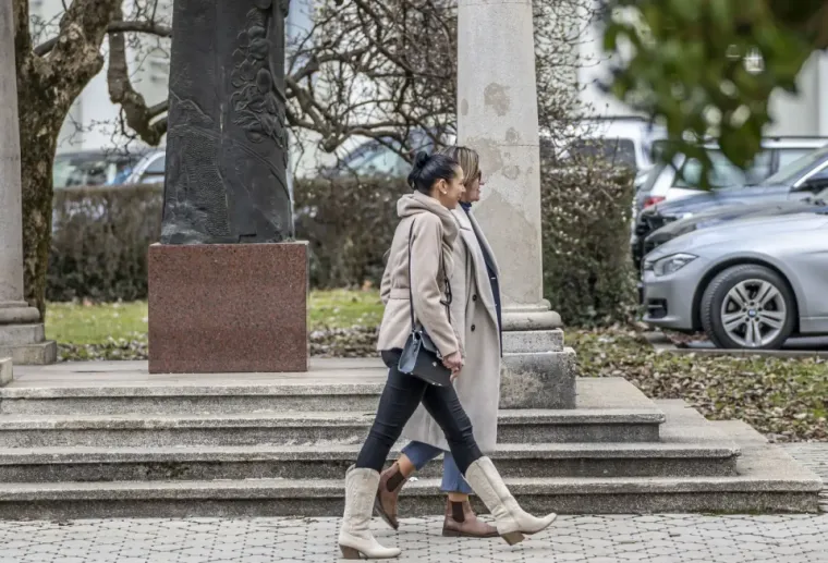 Šetači su prošetali u toplim kaputima i čizmama, a tmurno im vrijeme nije maknulo osmijeh s lica. 
