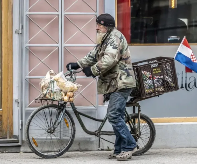 Jedan modni detalj, a svi su je primijetili: Djevojka s beretkom ukrala pažnju