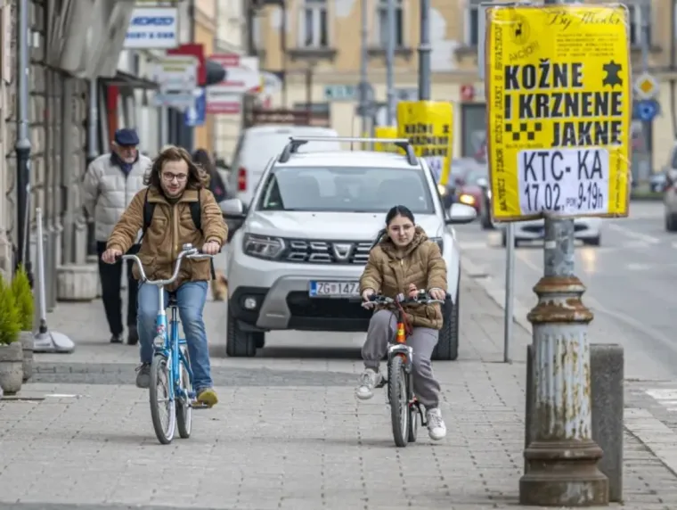 Jedan modni detalj, a svi su je primijetili: Djevojka s beretkom ukrala pažnju
